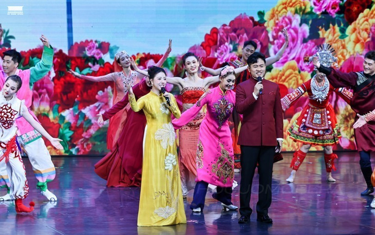 Tiết mục ca múa Việt Nam-Trung Hoa, nghệ sĩ Khổng Khánh Học (Trung Quốc) và ca sĩ Bảo Yến (Việt Nam) thể hiện. (Nguồn: Nhà hát Hồ Gươm) Tiết mục ca múa Việt Nam-Trung Hoa, nghệ sĩ Khổng Khánh Học (Trung Quốc) và ca sĩ Bảo Yến (Việt Nam) thể hiện. (Nguồn: Nhà hát Hồ Gươm)