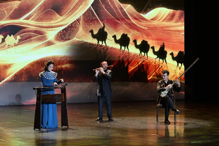 Hòa tấu nhạc cụ dân tộc do các nghệ sĩ Triệu Hùng, A Địa Lực, Lôi Oánh biểu diễn. (Nguồn: Nhà hát Hồ Gươm) Hòa tấu nhạc cụ dân tộc do các nghệ sĩ Triệu Hùng, A Địa Lực, Lôi Oánh biểu diễn. (Nguồn: Nhà hát Hồ Gươm)