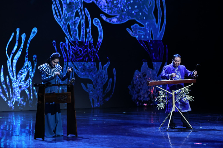 Hòa tấu tác phẩm “Qua cầu gió bay”. (Nguồn: Nhà hát Hồ Gươm) Hòa tấu tác phẩm “Qua cầu gió bay”. (Nguồn: Nhà hát Hồ Gươm)