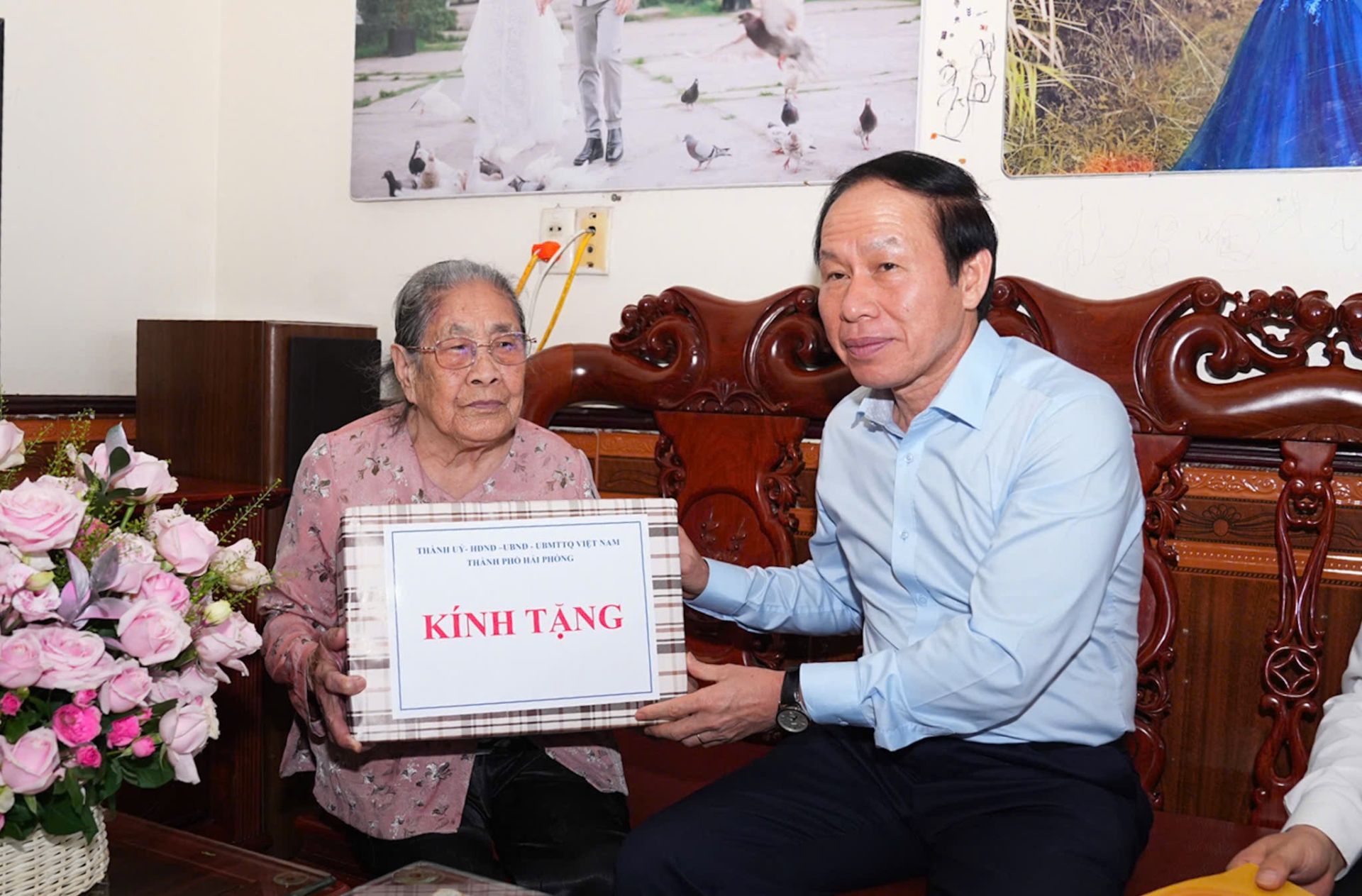 Bí thư Thành ủy Hải Phòng thăm, tặng quà Mẹ Việt Nam anh hùng trên địa bàn phường Trần Hưng Đạo