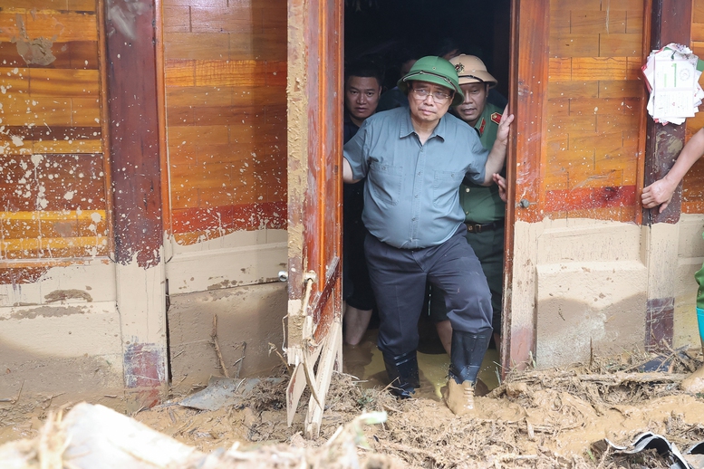 Chiều 3/8, Thủ tướng Phạm Minh Chính tới hiện trường các xã thiệt hại nặng nề do mưa lũ, sạt lở đất tại tỉnh Điện Biên - Ảnh: VGP/Nhật Bắc Chiều 3/8, Thủ tướng Phạm Minh Chính tới hiện trường các xã thiệt hại nặng nề do mưa lũ, sạt lở đất tại tỉnh Điện Biên - Ảnh: VGP/Nhật Bắc