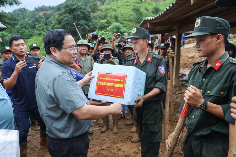 Thủ tướng tặng quà, động viên lực lượng cứu hộ, cứu nạn - Ảnh: VGP/Nhật Bắc Thủ tướng tặng quà, động viên lực lượng cứu hộ, cứu nạn - Ảnh: VGP/Nhật Bắc