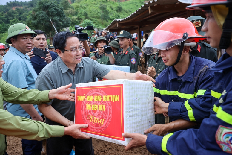Thủ tướng tặng quà, động viên lực lượng cứu hộ - Ảnh: VGP/Nhật Bắc Thủ tướng tặng quà, động viên lực lượng cứu hộ - Ảnh: VGP/Nhật Bắc