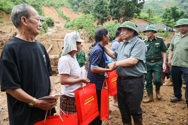 Thủ tướng tặng quà, động viên các gia đình bị thiệt hại do thiên tai - Ảnh: VGP/Nhật Bắc Thủ tướng tặng quà, động viên các gia đình bị thiệt hại do thiên tai - Ảnh: VGP/Nhật Bắc