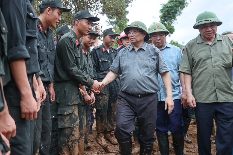 Thủ tướng động viên các lực lượng cứu hộ, cứu nạn - Ảnh: VGP/Nhật Bắc Thủ tướng động viên các lực lượng cứu hộ, cứu nạn - Ảnh: VGP/Nhật Bắc