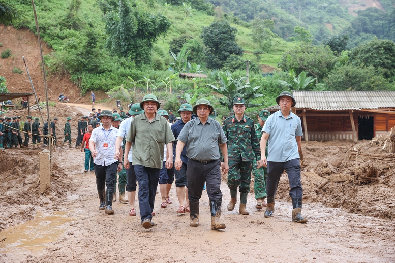Thủ tướng Phạm Minh Chính tới hiện trường các xã thiệt hại nặng nề do mưa lũ, sạt lở đất tại tỉnh Điện Biên - Ảnh: VGP/Nhật Bắc Thủ tướng Phạm Minh Chính tới hiện trường các xã thiệt hại nặng nề do mưa lũ, sạt lở đất tại tỉnh Điện Biên - Ảnh: VGP/Nhật Bắc