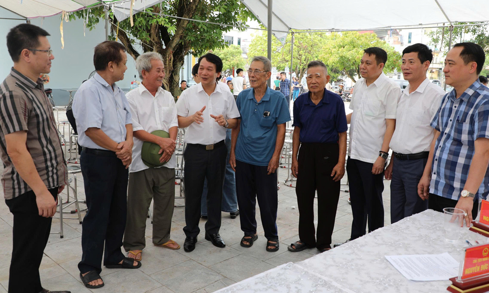 Lãnh đạo phường trao đổi với các hộ dân khu phố Hưng Phúc.