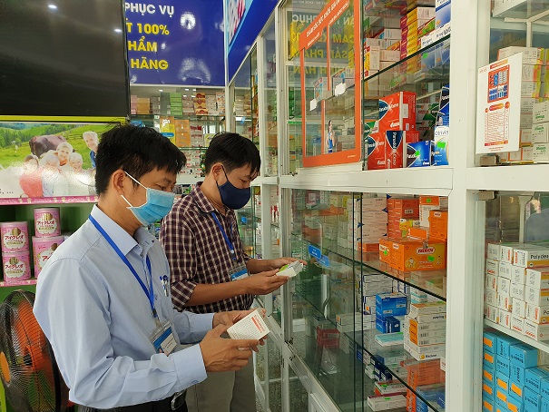 Lấy mẫu thuốc tại các cơ sở kinh doanh để kiểm tra chất lượng. Lấy mẫu thuốc tại các cơ sở kinh doanh để kiểm tra chất lượng.