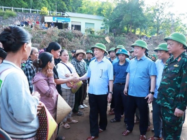 Phó Thủ tướng Hồ Đức Phớc thị sát vùng lũ Mỹ Lý, chỉ đạo khẩn trương khắc phục hậu quả thiên tai