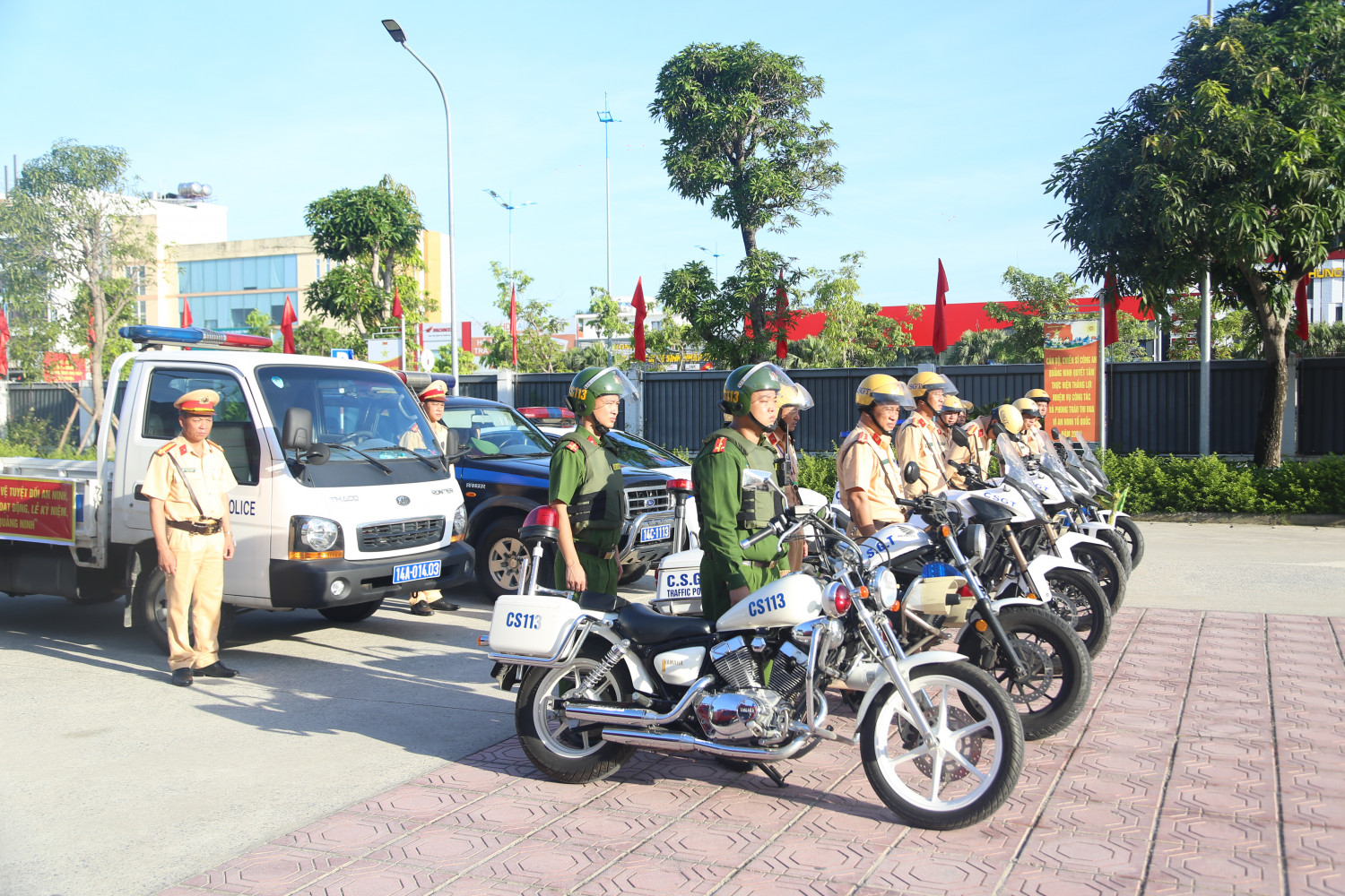 Các đơn vị diễu hành biểu dương lực lượng.