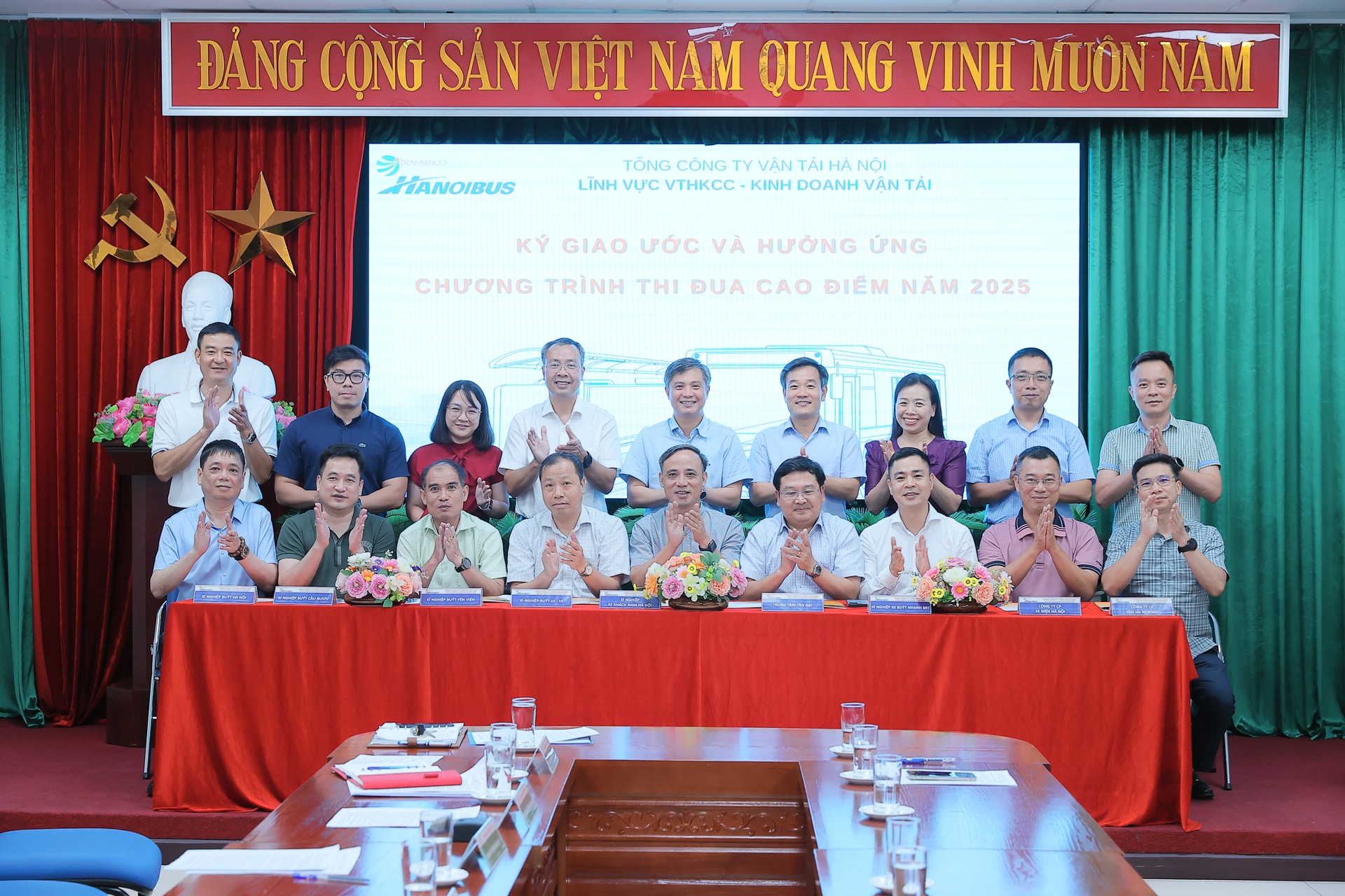 Đại diện các đơn vị trực thuộc Transerco ký giao ước và hưởng ứng chương trình thi đua cao điểm năm 2025. Ảnh: An Đăng