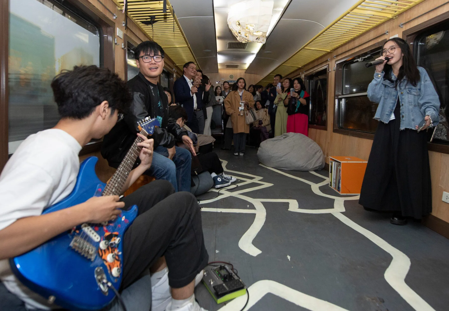 Toa tàu trải nghiệm với các hoạt động văn hóa đi từ ga Hà Nội - ga Gia Lâm trong khuôn khổ Lễ hội thiết kế sáng tạo Hà Nội 2023. Ảnh: Minh An