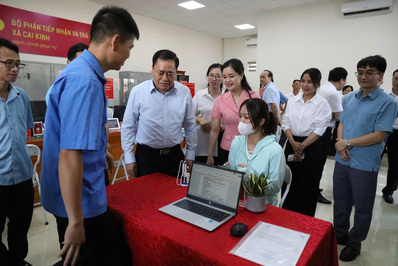 Phó Bí thư Tỉnh ủy, Chủ tịch UBND tỉnh Lạng Sơn Hồ Tiến Thiệu cùng Tổ công tác khảo sát tại trung tâm phục vụ hành chính công xã Cai Kinh, tỉnh Lạng Sơn Phó Bí thư Tỉnh ủy, Chủ tịch UBND tỉnh Lạng Sơn Hồ Tiến Thiệu cùng Tổ công tác khảo sát tại trung tâm phục vụ hành chính công xã Cai Kinh, tỉnh Lạng Sơn