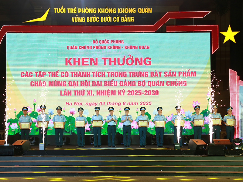 Ban Tổ chức trao thưởng các đơn vị đạt giải Nhất, Nhì trong trưng bày sản phẩm chào mừng Đại hội đại biểu Đảng bộ Quân chủng lần thứ XI, nhiệm kỳ 2025 - 2030 Ban Tổ chức trao thưởng các đơn vị đạt giải Nhất, Nhì trong trưng bày sản phẩm chào mừng Đại hội đại biểu Đảng bộ Quân chủng lần thứ XI, nhiệm kỳ 2025 - 2030