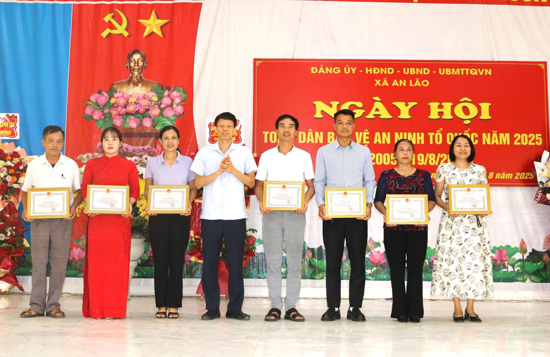 Đồng chí Nguyễn Văn Quang, Phó Bí thư Thường trực Đảng uỷ xã tặng giấy khen các tập thể có thành tích xuất sắc trong xây dựng phong trào Toàn dân bảo vệ ANTQ