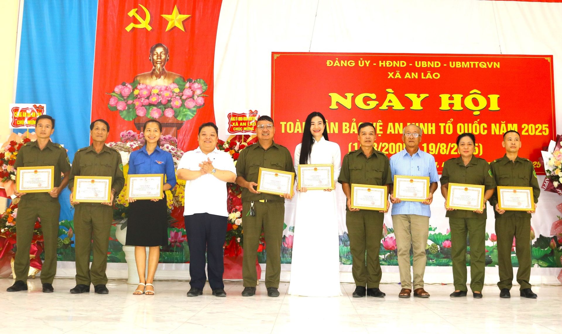 Đồng chí Đinh Thành Đồng, Phó Bí thư Đảng uỷ, Chủ tịch UBND xã tặng giấy khen các cá nhân có thành tích xuất sắc trong xây dựng phong trào Toàn dân bảo vệ ANTQ