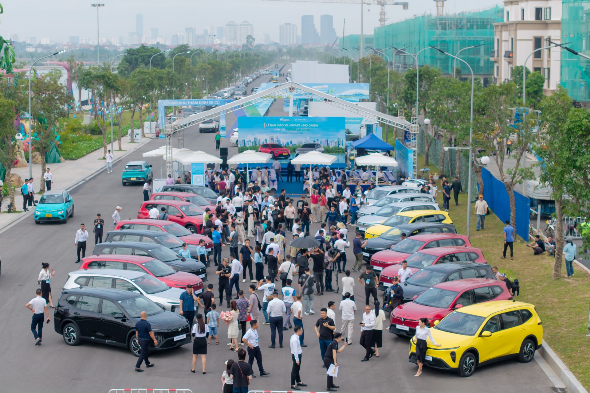 Lễ bàn giao VinFast Limo Green thu hút đông đảo khách hàng các khu vực lân cận tới xem xe.