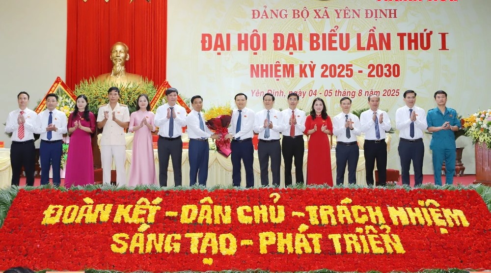 Bí thư Tỉnh ủy Nguyễn Doãn Anh tặng hoa chúc mừng Ban Chấp hành Đảng bộ xã Yên Định nhiệm kỳ 2025-2030. Bí thư Tỉnh ủy Nguyễn Doãn Anh tặng hoa chúc mừng Ban Chấp hành Đảng bộ xã Yên Định nhiệm kỳ 2025-2030.