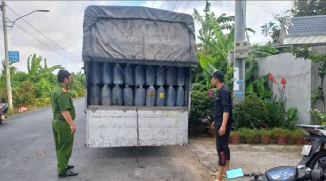 Vĩnh Long: Công an phát hiện, ngăn chặn vụ vận chuyển hơn 13 tấn dầu ăn đã qua sử dụng