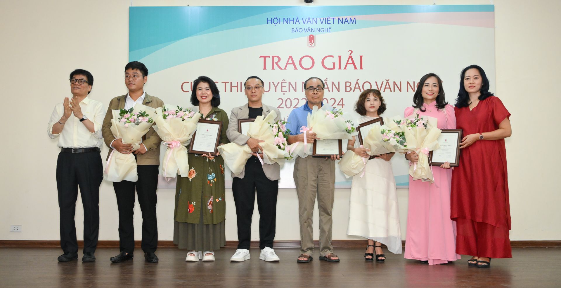 Ông Lê Hoàng Lân – Trưởng phòng Truyền thông Văn phòng Hà Nội (ngoài cùng, bên trái) trao giải Khuyến khích cho các tác giả Ông Lê Hoàng Lân – Trưởng phòng Truyền thông Văn phòng Hà Nội (ngoài cùng, bên trái) trao giải Khuyến khích cho các tác giả
