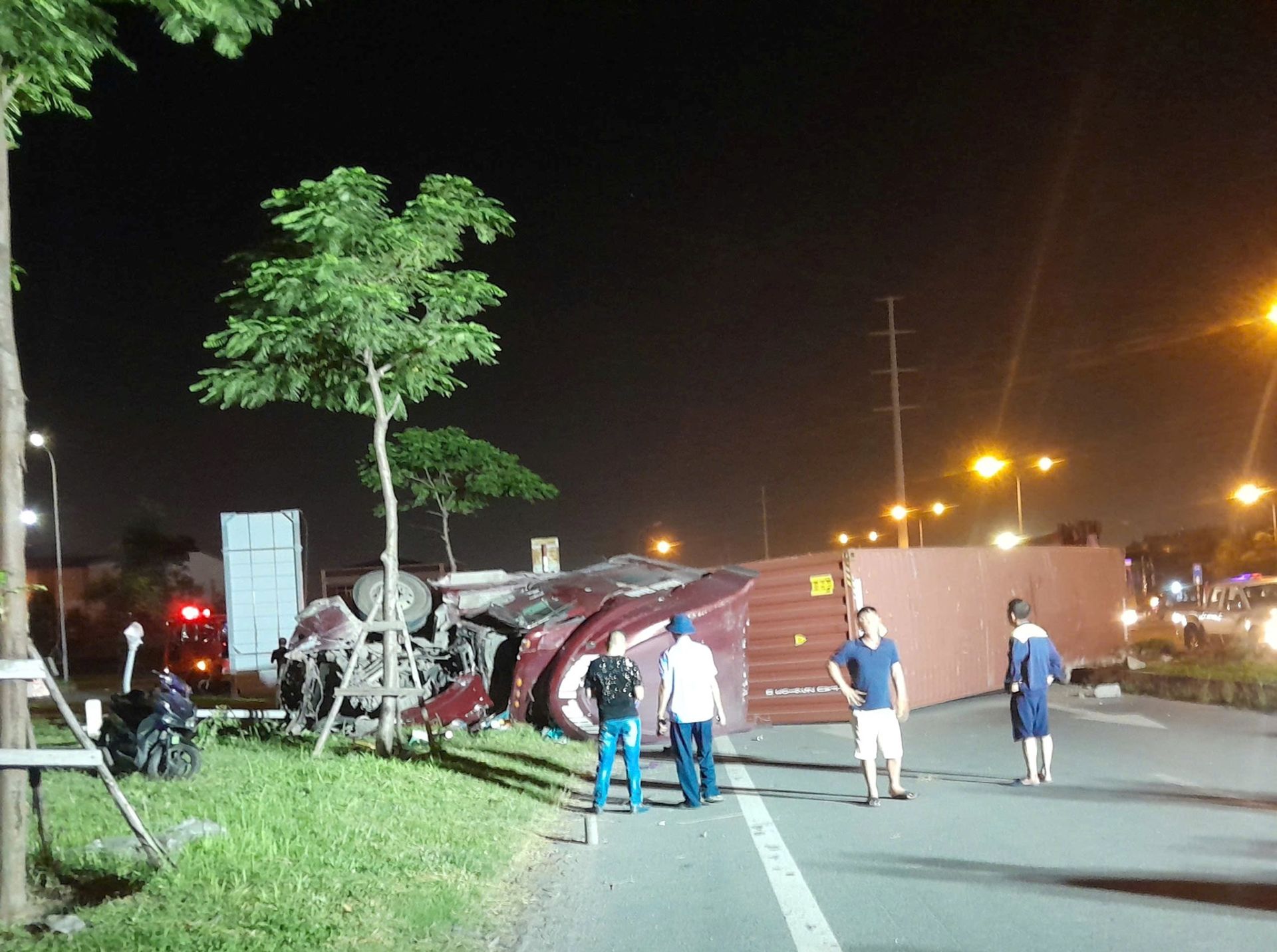 Cứu hộ an toàn lái xe mắc kẹt trong cabin xe container lật ngang tại đường Đình Vũ