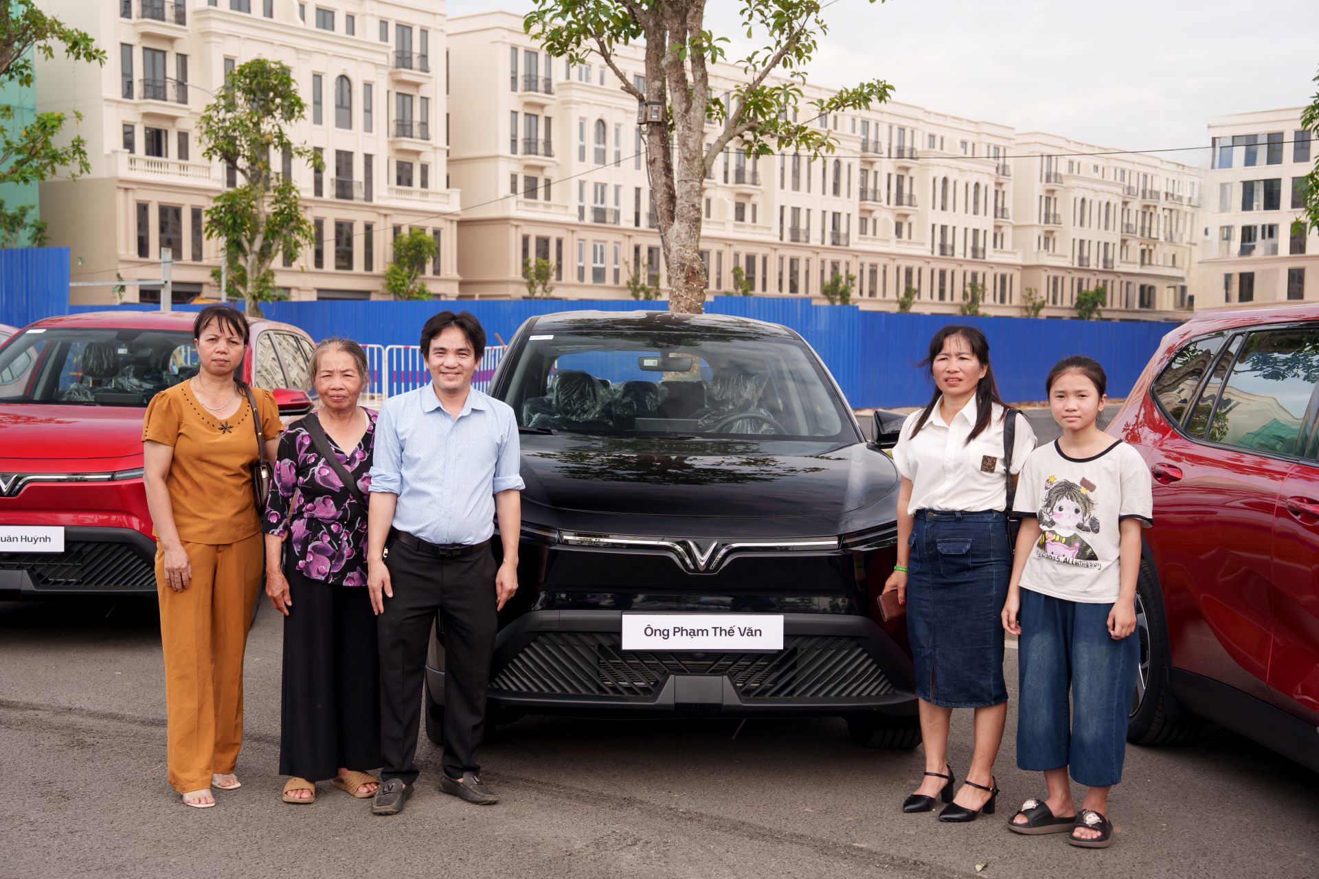 Anh Phạm Thế Văn nhận xe Limo Green tại lễ bàn giao sáng 5/8/2025.
