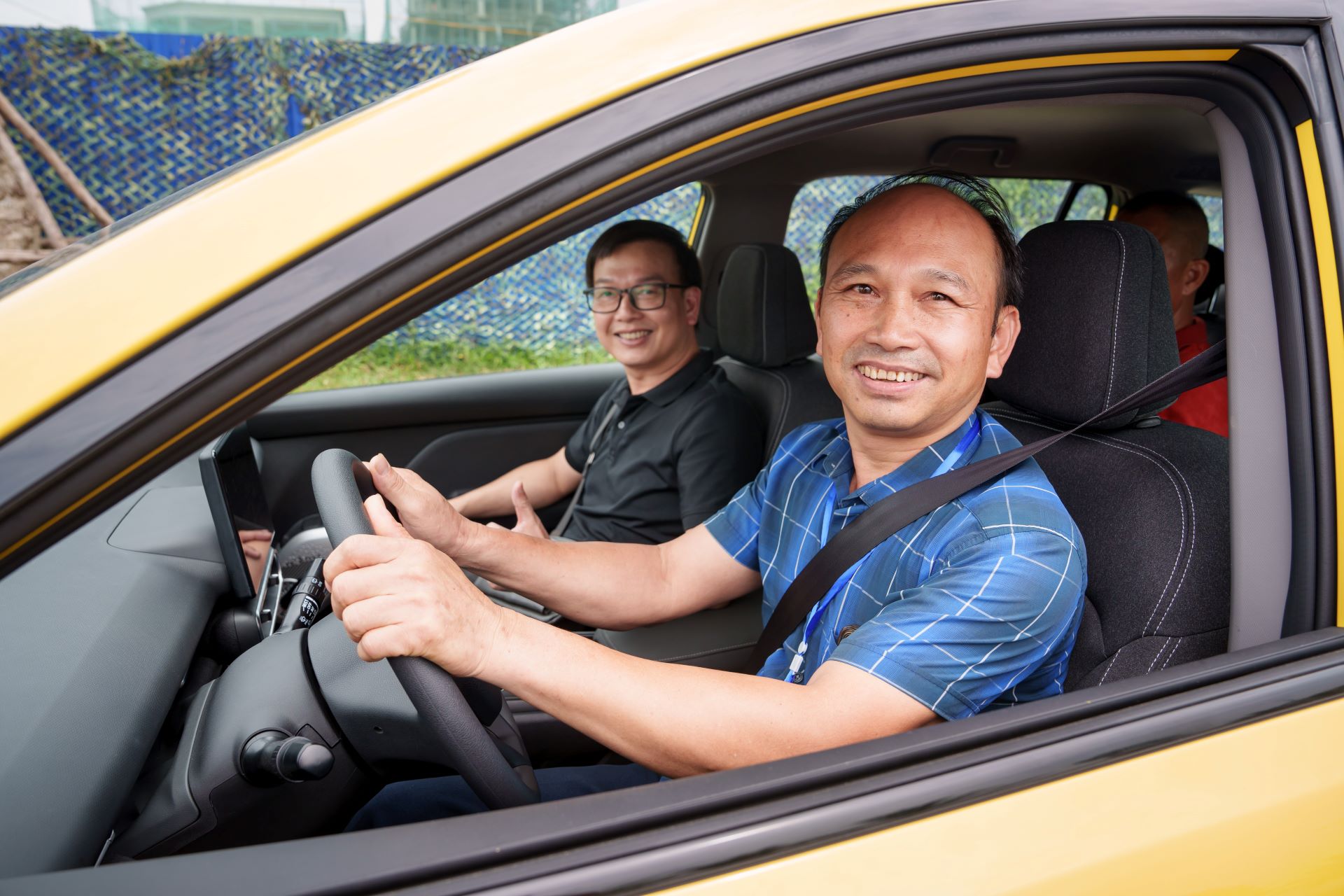 Nhiều khách hàng đánh giá cao tiềm năng của Limo Green sau khi lái thử tại sự kiện.