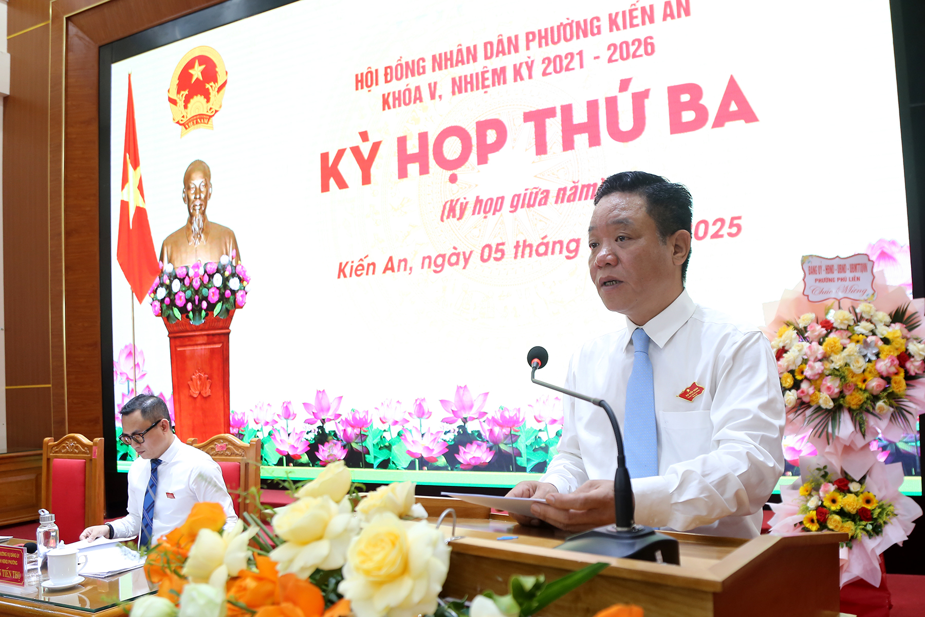 Bí thư Đảng uỷ phường, Chủ tịch HĐND phường Trần Quang Tuấn phát biểu tại Kỳ họp.