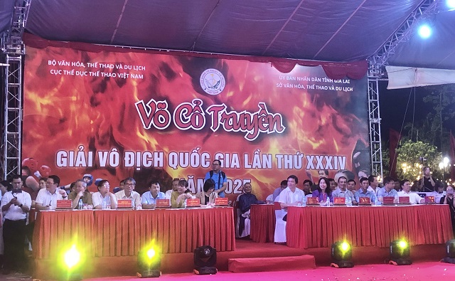 Ban tổ chức và lãnh đạo quan khách tham dự Lễ khai mạc giải. Ảnh: VH