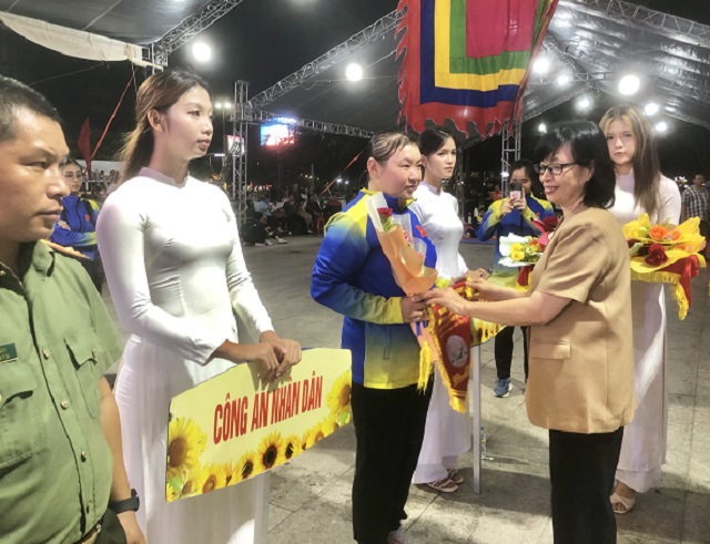 Bà Nguyễn Thị Thanh Lịch (thứ 2 từ phải qua) và Ban tổ chức trao cờ lưu niệm cho các Đoàn tham dự giải. Ảnh: VH