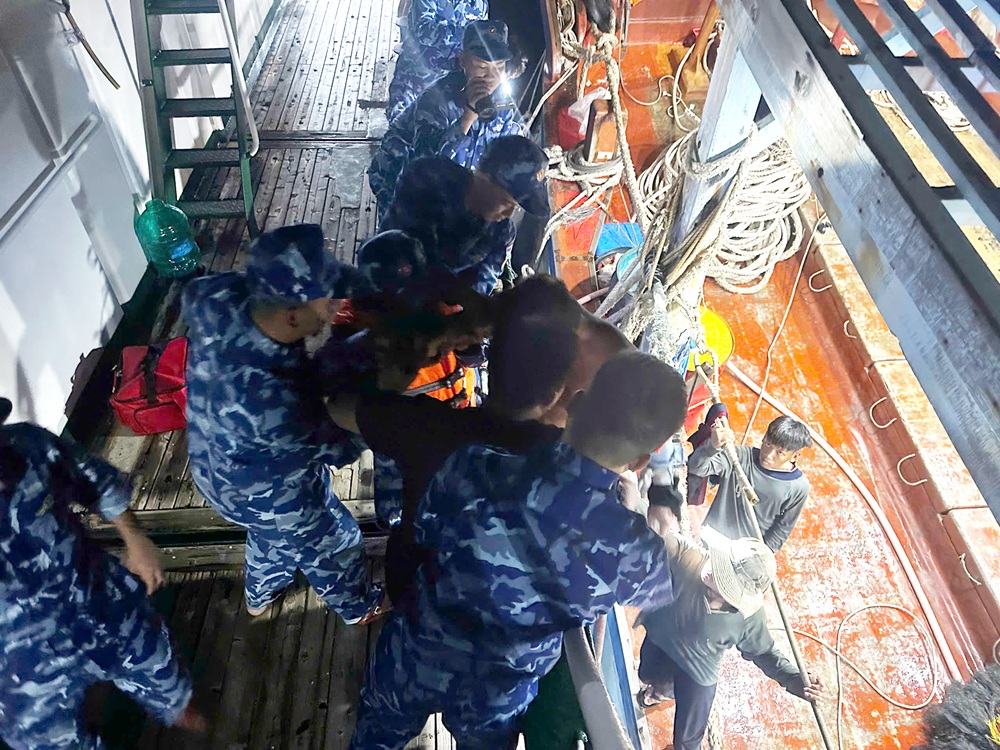 Bộ Tư lệnh Vùng Cảnh sát biển 4 kịp thời hỗ trợ ngư dân gặp nạn trên biển