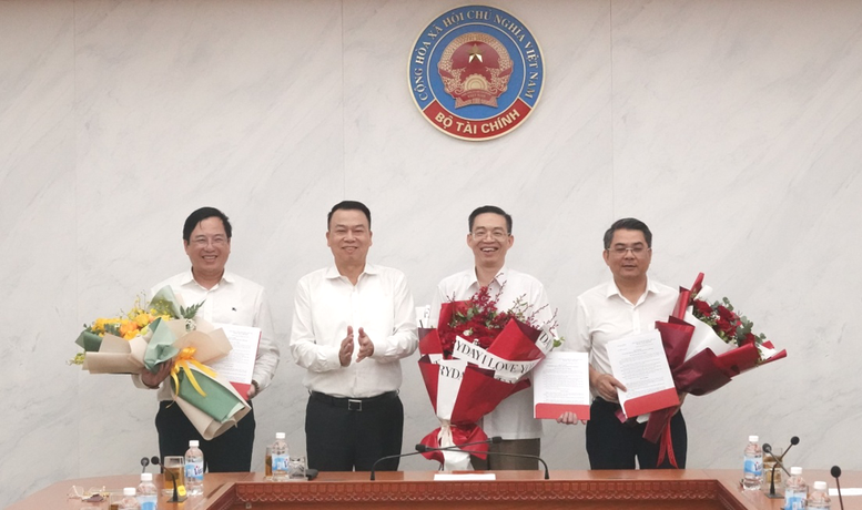 Thứ trưởng Bộ Tài chính Nguyễn Đức Chi trao quyết định và tặng hoa cho các đồng chí được điều động, bổ nhiệm - Ảnh: Bộ Tài chính
