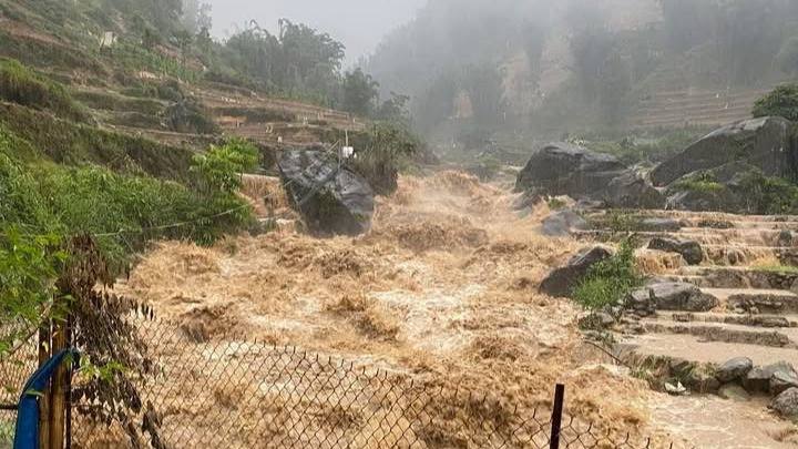 Chủ tịch UBND tỉnh Lào Cai yêu cầu các cơ quan, địa phương và các đơn vị có liên quan chủ động ứng phó với mưa lớn, nguy cơ lũ, ngập lụt, lũ quét, sạt lở đất