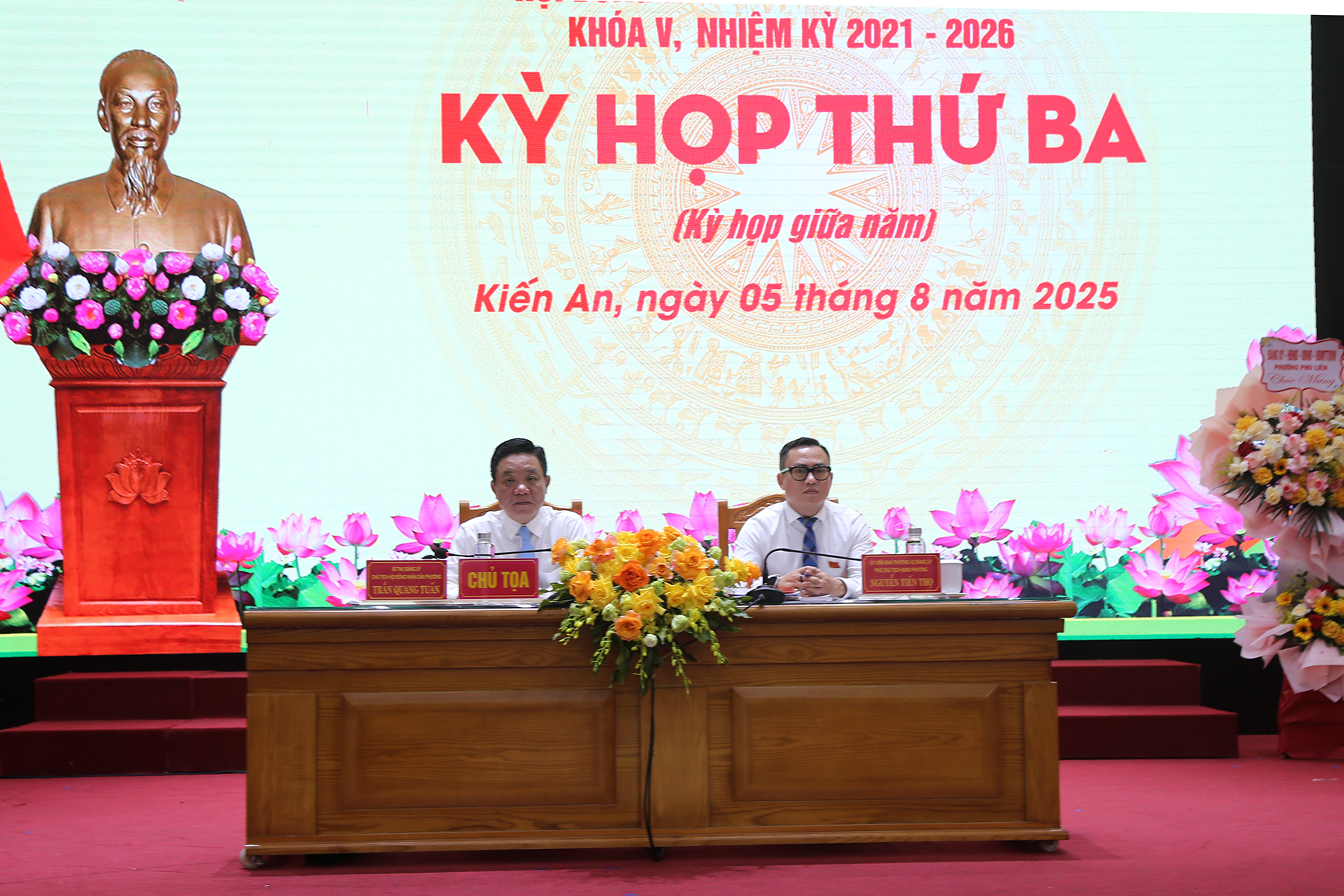 Chủ tọa điều hành Kỳ họp.