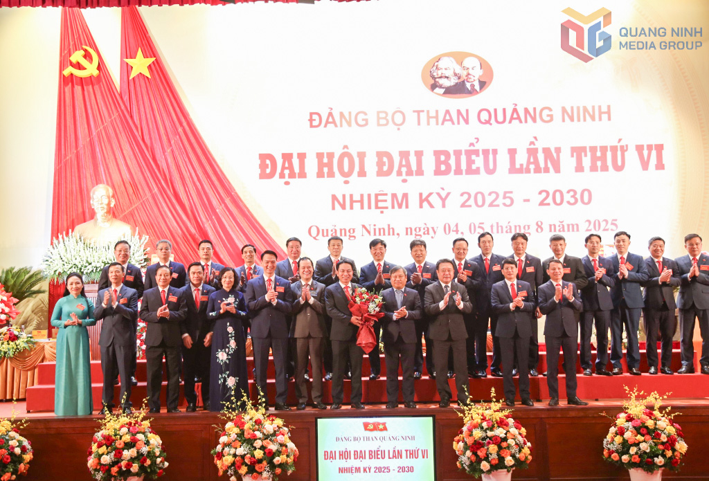 Ông Vũ Đại Thắng, Ủy viên Trung ương Đảng, Bí thư Tỉnh ủy, Trưởng Đoàn ĐBQH tỉnh tặng hoa chúc mừng Ban Chấp hành Đảng bộ Than Quảng Ninh, nhiệm kỳ 2025-2030.