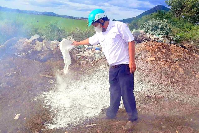 Rắc vôi xử lý hố chôn lợn bị dịch tả lợn châu Phi. Rắc vôi xử lý hố chôn lợn bị dịch tả lợn châu Phi.