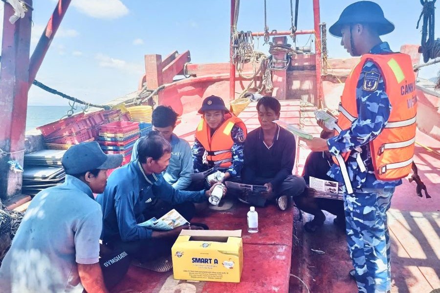 Cán bộ, chiến sĩ Tàu CSB 3006, Hải độ 102 tuyên truyền IUU và hỗ trợ y tế cho ngư dân trên tàu cá QNg - 92846 - TS tại khu vực biển Hòn La (Quảng Trị).