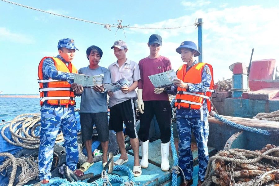 Tuyên truyền pháp luật biển cho ngư dân.