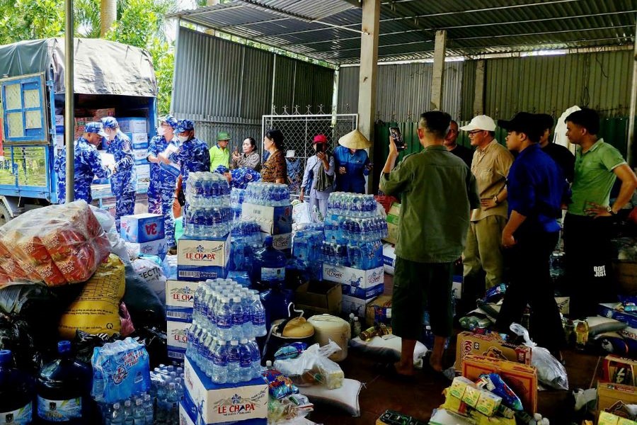 Hỗ trợ người dân trong lũ lụt tại xã Tam Thái (Nghệ An).