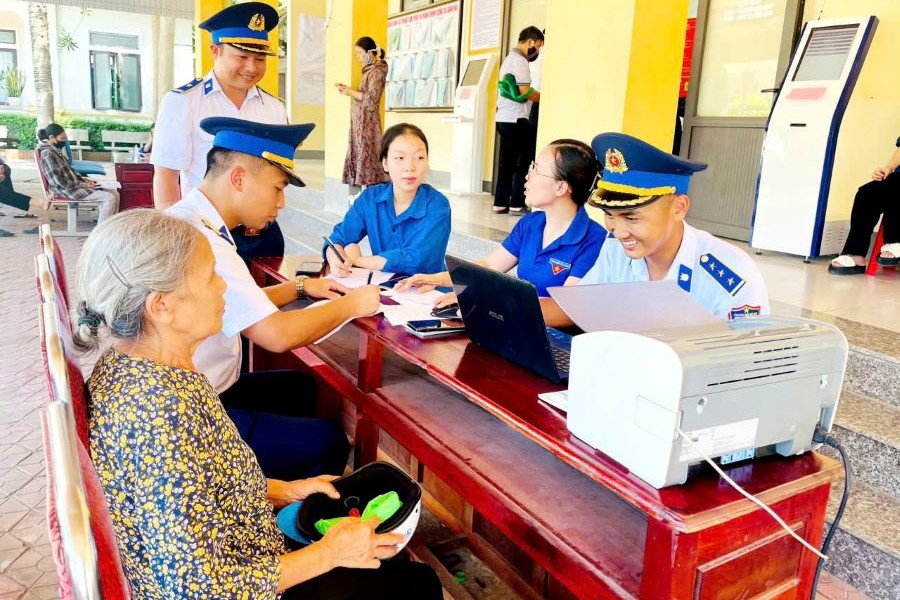 Khám, tư vấn sức khỏe cho người dân trên địa bàn đóng quân.