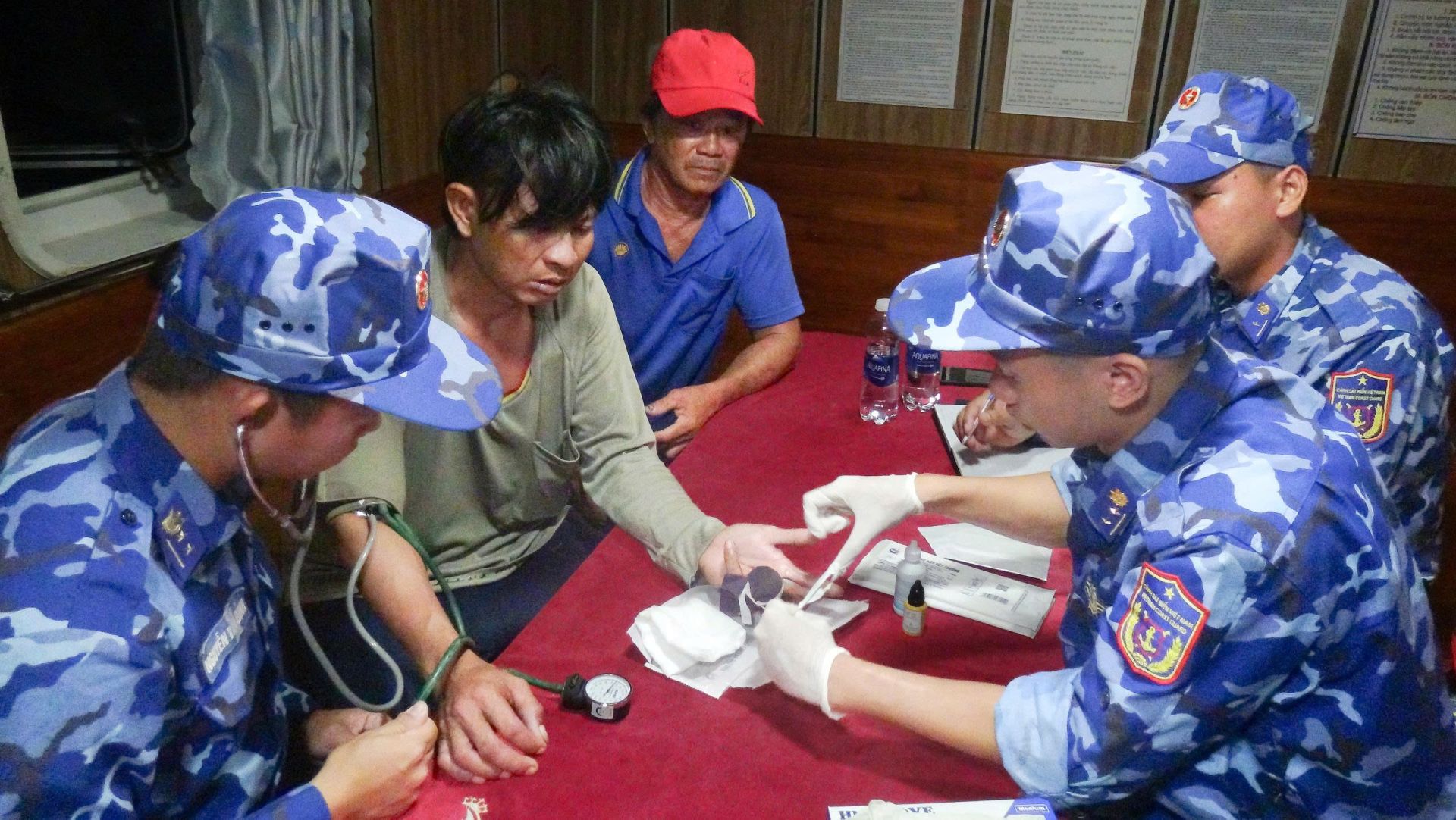 BTL Vùng Cảnh sát biển 4 kịp thời hỗ trợ y tế ngư dân Trần Văn Kiên trên tàu KG 90172 TS bị tai nạn lao động trên biển ngày 26/7/2025.