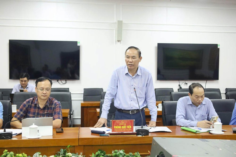 Đồng chí Phùng Đức Tiến phát biểu tại buổi làm việc với lãnh đạo Ủy ban nhân dân tỉnh Phú Thọ về công tác phòng, chống dịch tả lợn châu Phi.