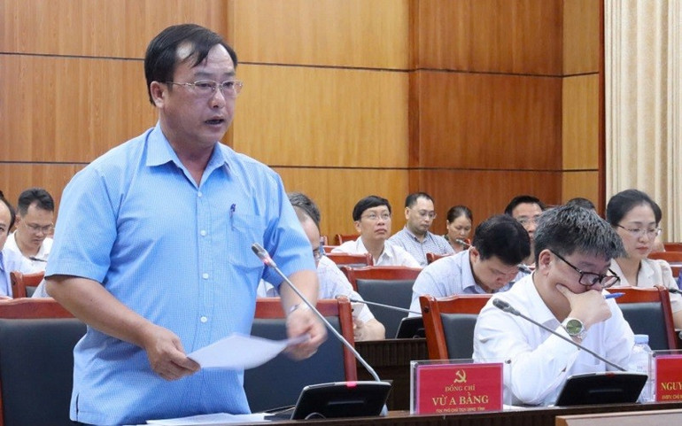 Đồng chí Vừ A Bằng, Phó Chủ tịch Ủy ban nhân dân tỉnh Điện Biên thông tin thiệt hại về nhà ở của người dân vùng thiên tai