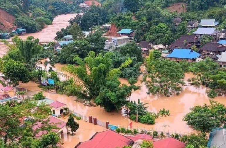 Rất nhiều ngôi nhà của nhân dân xã Na Son bị ngập sâu trong nước lũ