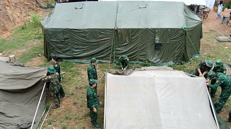 Cán bộ, chiến sĩ Ban Chỉ huy Bộ đội Biên phòng Điện Biên dựng nhà bạt làm nơi ở tạm cho các gia đình bị lũ quét ở xã Xa Dung, tỉnh Điện Biên
