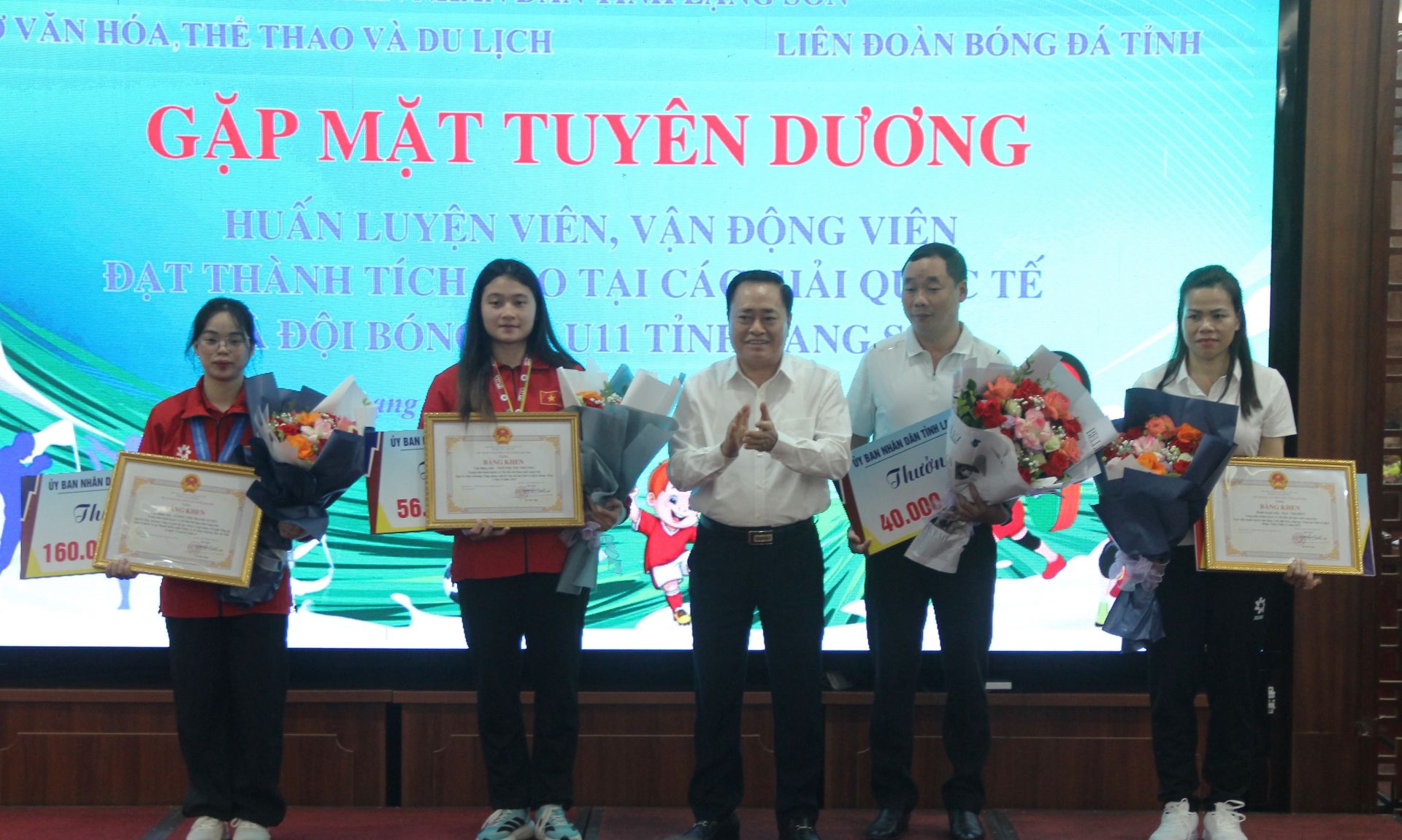 Chủ tịch UBND tỉnh Lạng Sơn Hồ Tiến Thiệu tặng bằng khen cho huấn luyện viên, vận động viên có thành tích xuất sắc tại các giải quốc tế