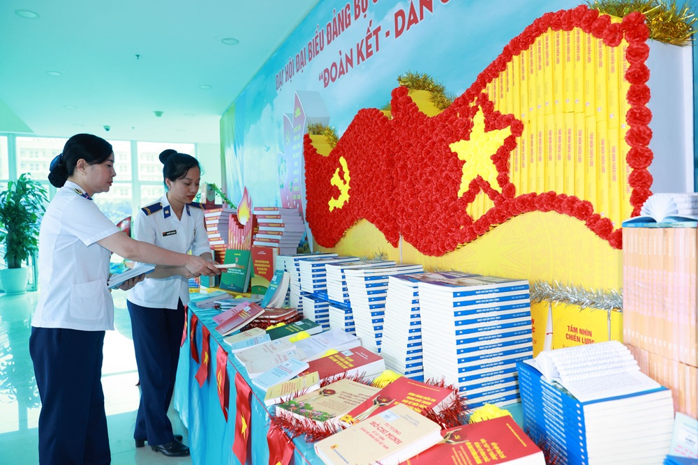 Khu vực trưng bày sách được cán bộ, chiến sĩ bày trí chỉn chu và đẹp mắt. (1)