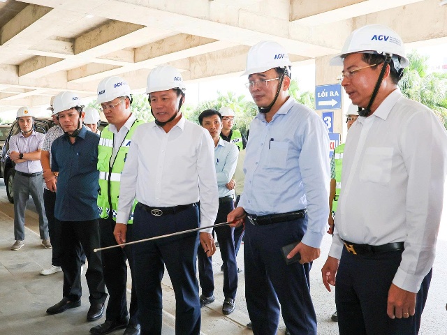 Phó Chủ tịch UBND tỉnh Nghệ An, Hoàng Phú Hiền và ACV cũng trao đổi, đưa ra các giải pháp nhằm đẩy nhanh tiến độ các dự án trọng điểm tại Cảng hàng không quốc tế Vinh.