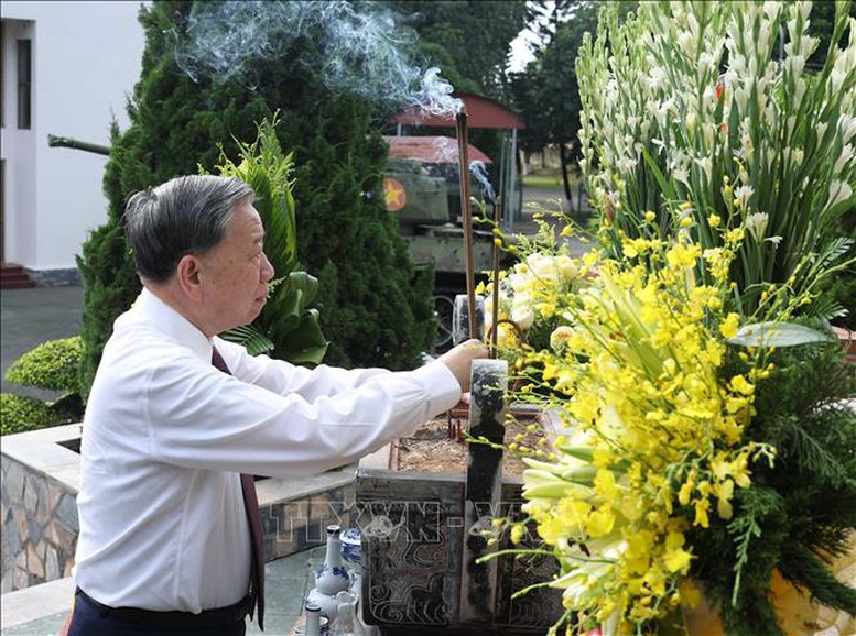 Tổng Bí thư Tô Lâm dâng hương, dâng hoa tưởng niệm các anh hùng liệt sĩ - Ảnh: TTXVN