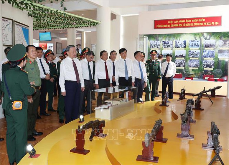 Tổng Bí thư thăm Bảo tàng Quân đoàn 12 - Ảnh: TTXVN